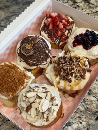 CINNAMON ROLLS W TOPPINGS