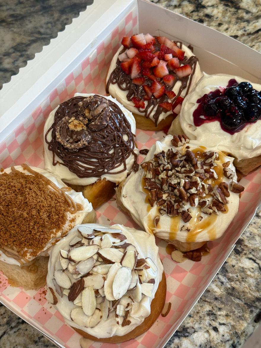 CINNAMON ROLLS W TOPPINGS
